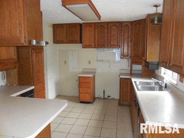 5911 Oakbrook Road Davenport, IA 52806 - Photo 2 of 16 Gallery Image 2