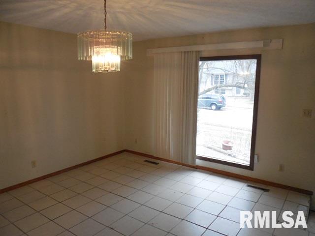 5911 Oakbrook Road Davenport, IA 52806 - Photo 3 of 16 Gallery Image 3
