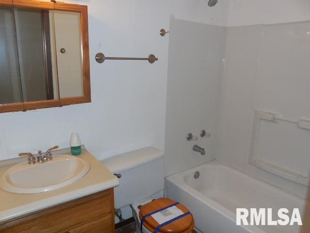 5911 Oakbrook Road Davenport, IA 52806 - Photo 5 of 16 Gallery Image 5