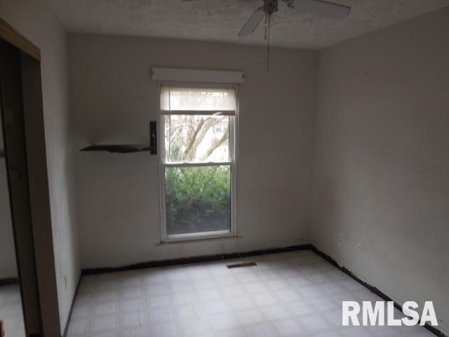 5911 Oakbrook Road Davenport, IA 52806 - Photo 6 of 16 Gallery Image 6