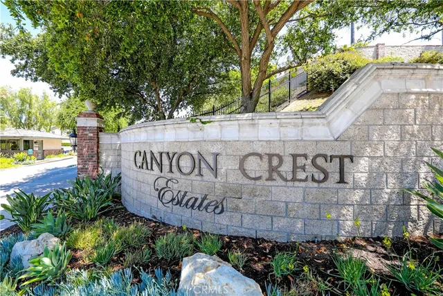 a sign that is sitting on a brick wall