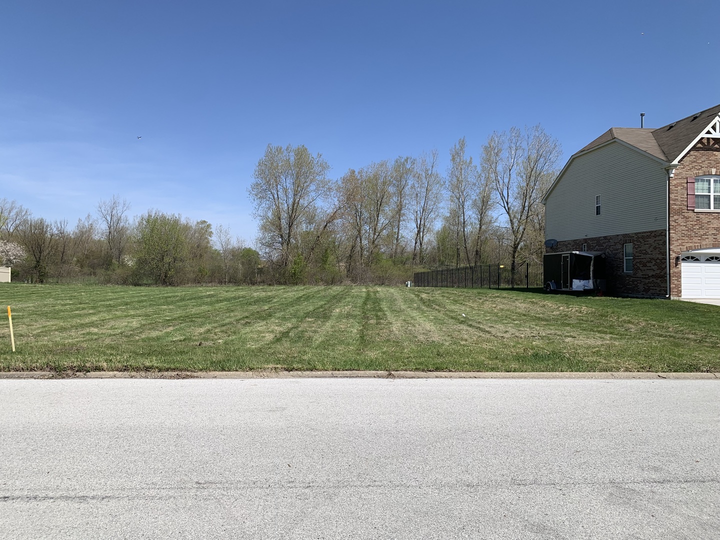 a view of a back yard