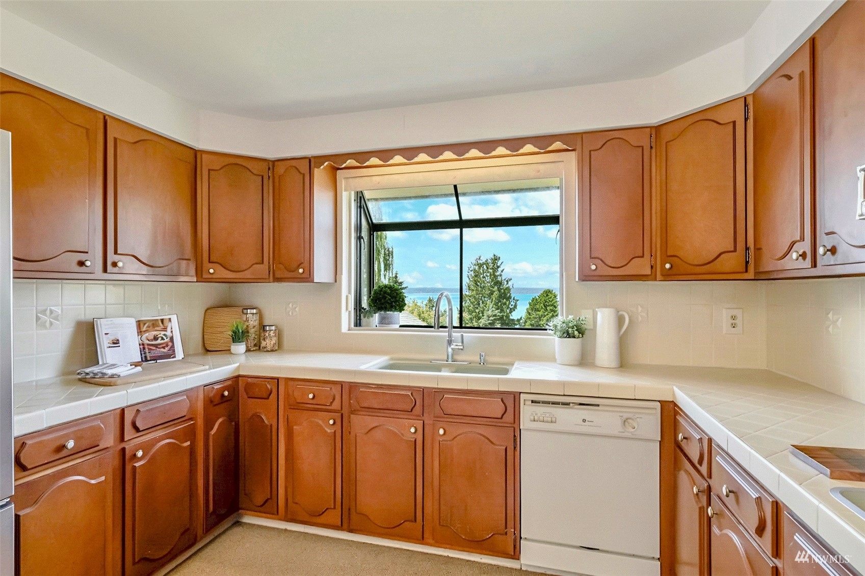 8742 Fauntlee Crest Southwest Seattle, WA 98136 - Photo 8 of 36 Gallery Image 8