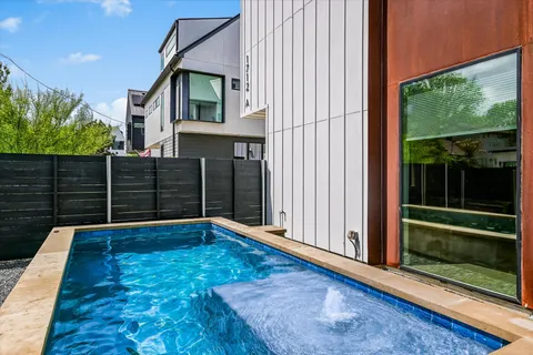 a view of an house with backyard and garden