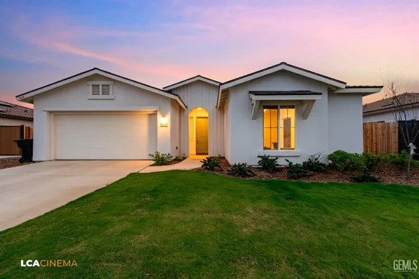 a front view of house with yard and garage