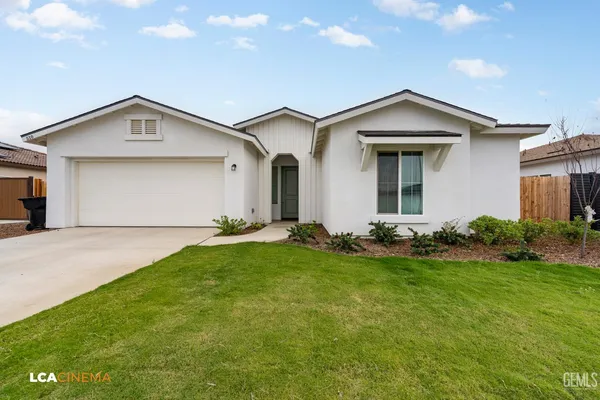 a front view of house with yard and garage