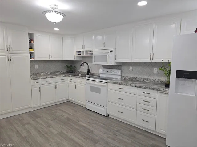 $149,000 | 9 Moonstone Circle, Unit M9, Naples, FL 34112