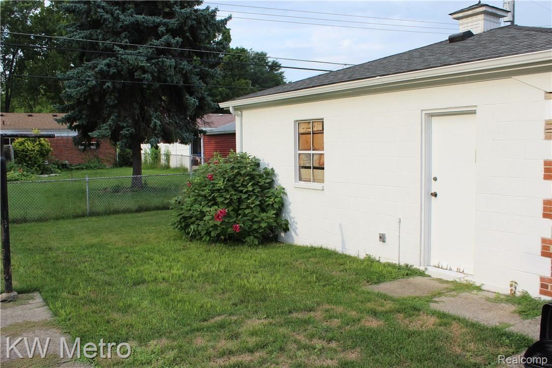3037 Rome Avenue Warren, MI 48091 - Photo 9 of 54 IMG_3353.JPG