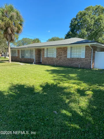 a view of a house with a backyard