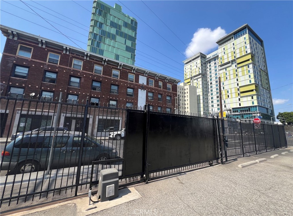 606 East 6th Street Los Angeles, CA 90021 - Photo 18 of 20 a view of front door