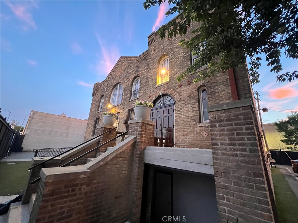 606 East 6th Street Los Angeles, CA 90021 - Photo 2 of 20 a view of a brick house with a street