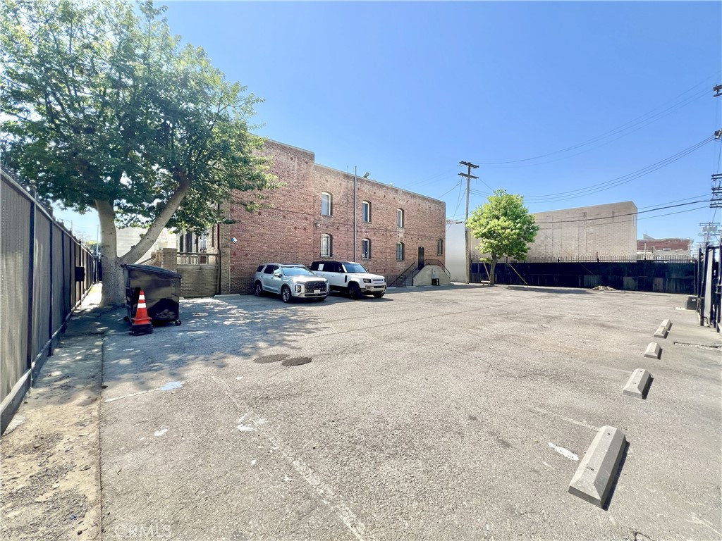 606 East 6th Street Los Angeles, CA 90021 - Photo 3 of 20 a view of a cars parked on the side of the road