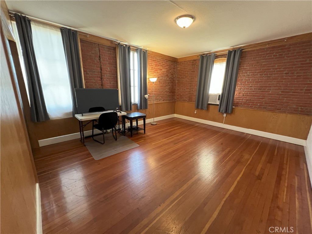 606 East 6th Street Los Angeles, CA 90021 - Photo 9 of 20 a view of a livingroom with furniture and hardwood floor