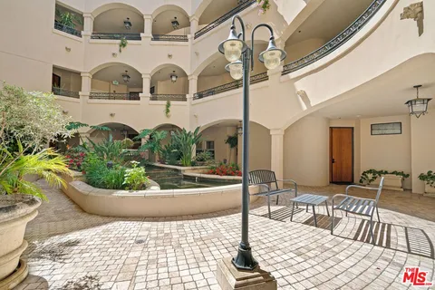 $1,049,000 | 10364 Almayo Avenue, Unit 305, Los Angeles, CA 90064