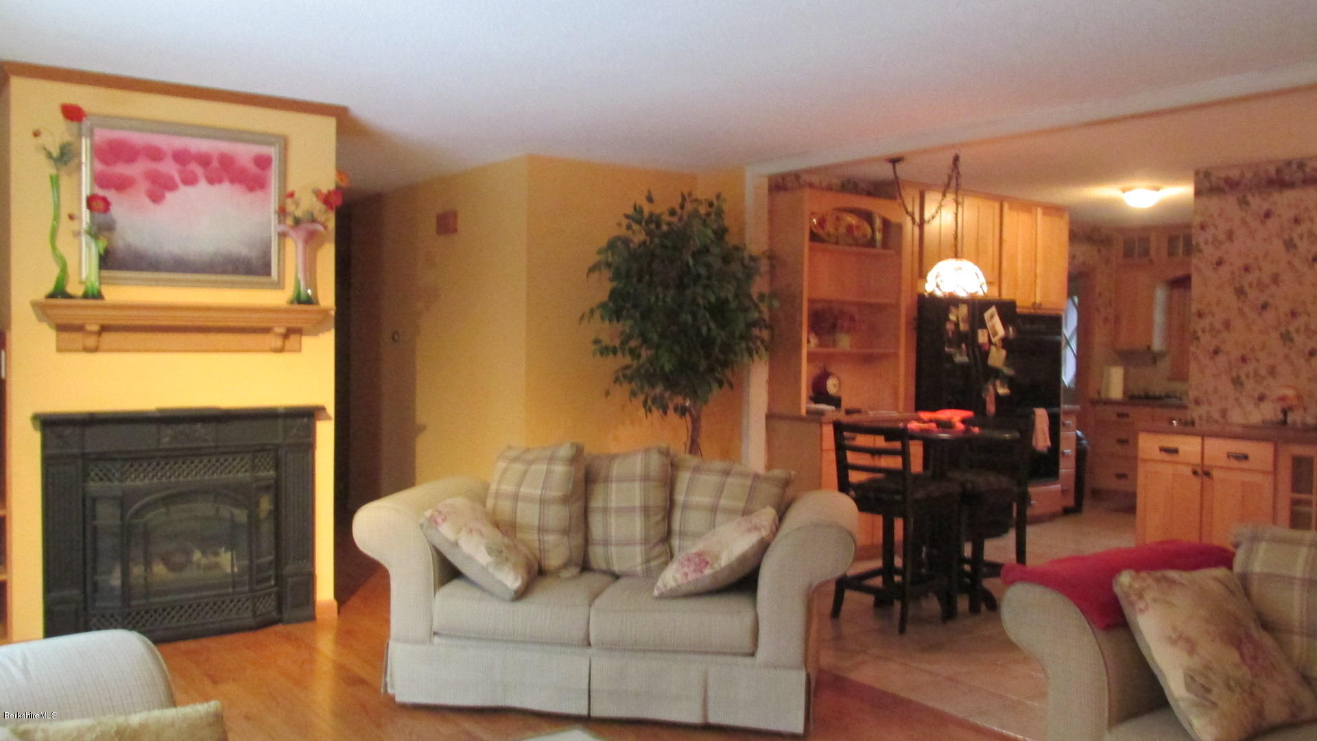 39 Knox Road Pittsfield, MA 01201 - Photo 15 of 35 Living room