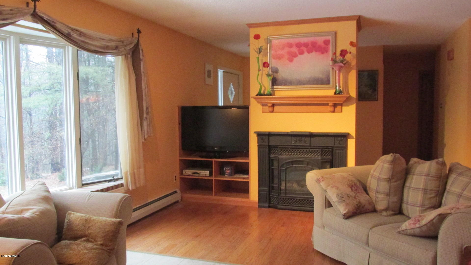 39 Knox Road Pittsfield, MA 01201 - Photo 16 of 35 Living room