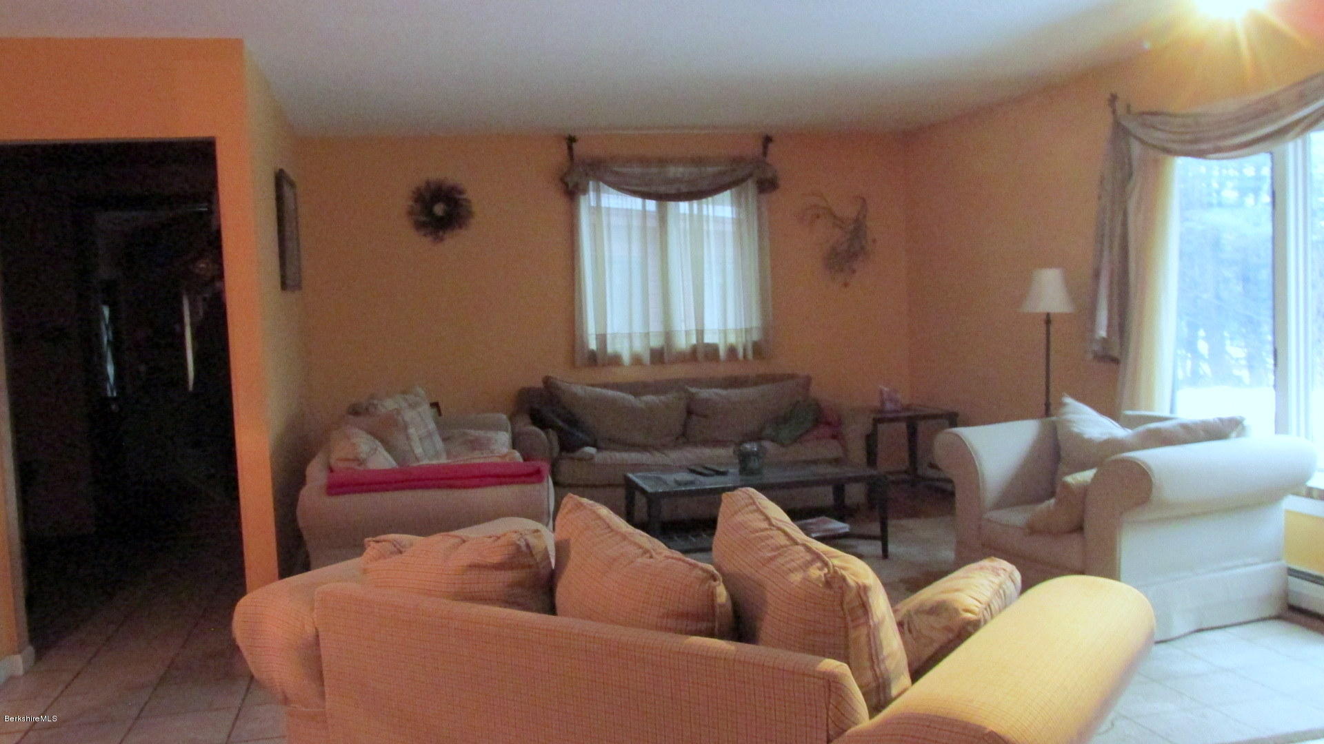 39 Knox Road Pittsfield, MA 01201 - Photo 18 of 35 Living room