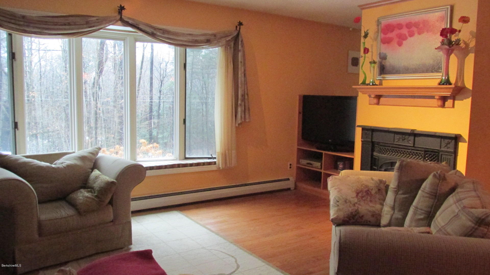 39 Knox Road Pittsfield, MA 01201 - Photo 19 of 35 Living room