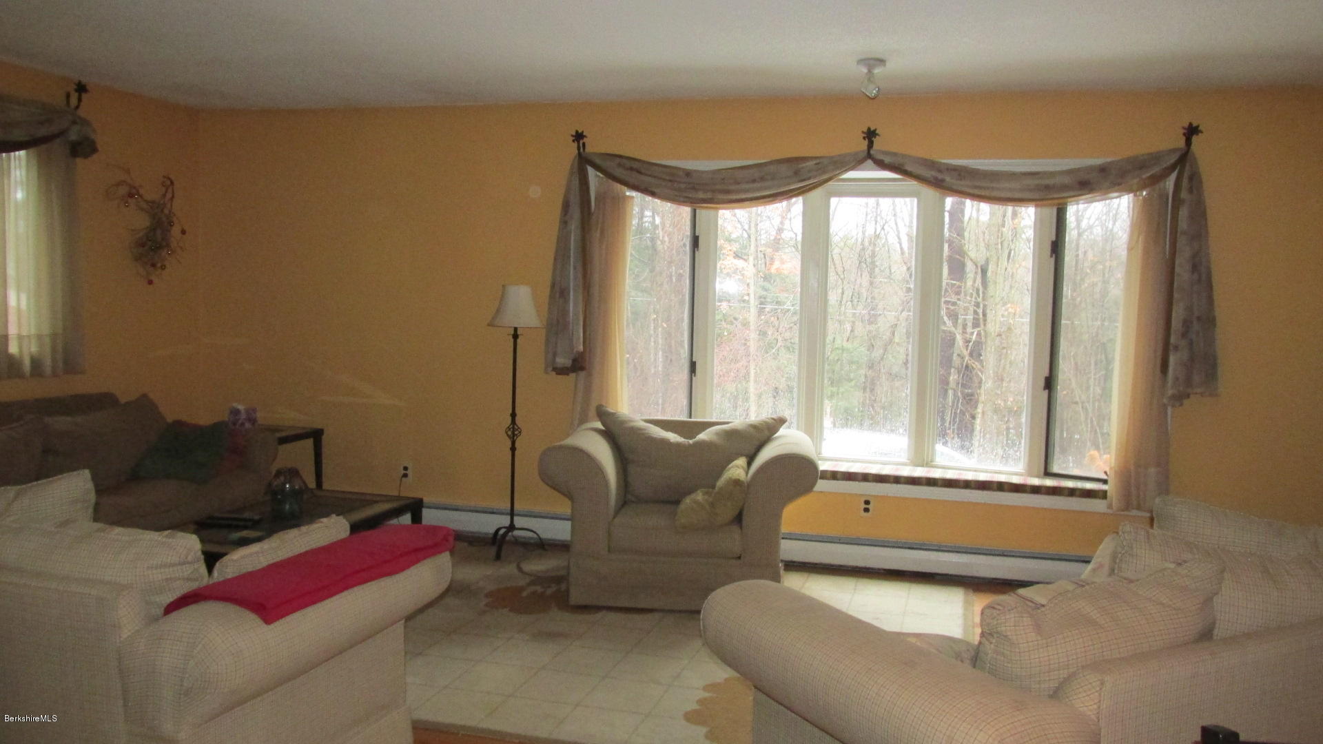 39 Knox Road Pittsfield, MA 01201 - Photo 20 of 35 Living room