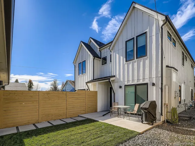 a view of a house with backyard