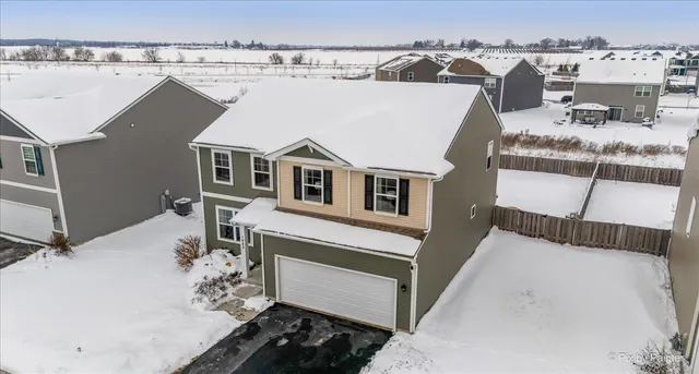 $400,000 | 1482 Hollow Tree Lane, Pingree Grove, IL 60140