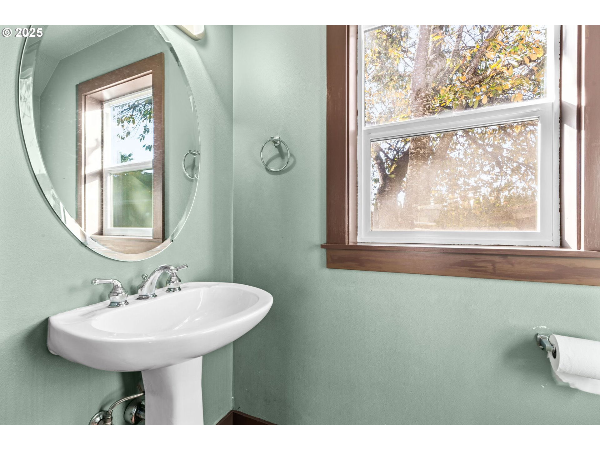 1072 53rd Street Springfield, OR 97478 - Photo 11 of 32 a bathroom with a sink and a mirror