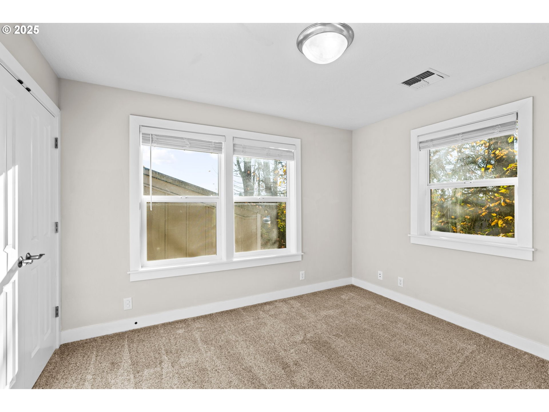 1072 53rd Street Springfield, OR 97478 - Photo 25 of 32 a view of an empty room with a window