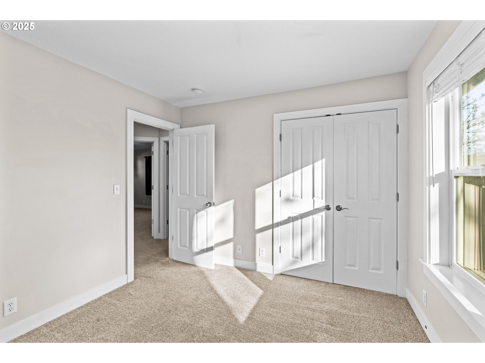 1072 53rd Street Springfield, OR 97478 - Photo 26 of 32 a view of an empty room and window