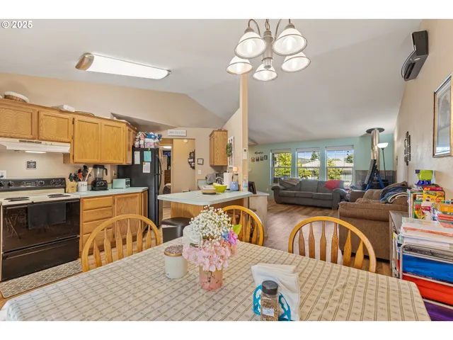 $315,000 | 440 West Agee Street, Roseburg, OR 97471