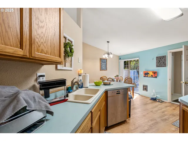 $315,000 | 440 West Agee Street, Roseburg, OR 97471