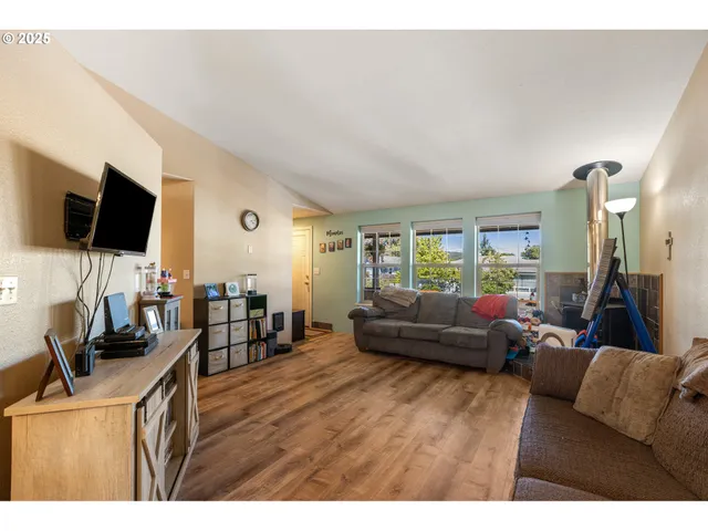 $315,000 | 440 West Agee Street, Roseburg, OR 97471