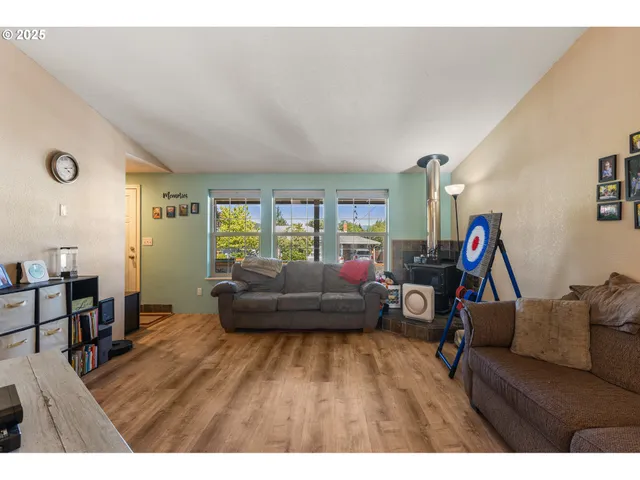 $315,000 | 440 West Agee Street, Roseburg, OR 97471