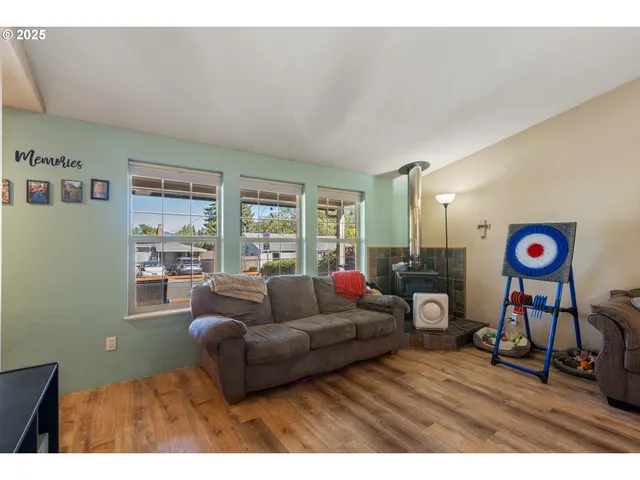 $315,000 | 440 West Agee Street, Roseburg, OR 97471