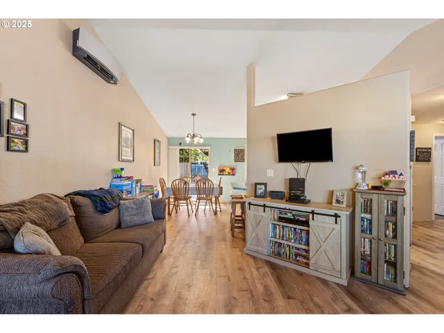 $315,000 | 440 West Agee Street, Roseburg, OR 97471