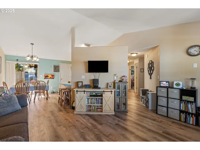 $315,000 | 440 West Agee Street, Roseburg, OR 97471