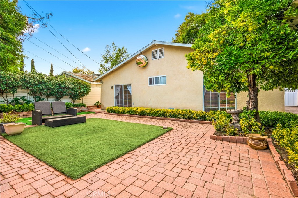 5204 Etiwanda Avenue Tarzana, CA 91356 - Photo 19 of 23 a view of a backyard with sitting area