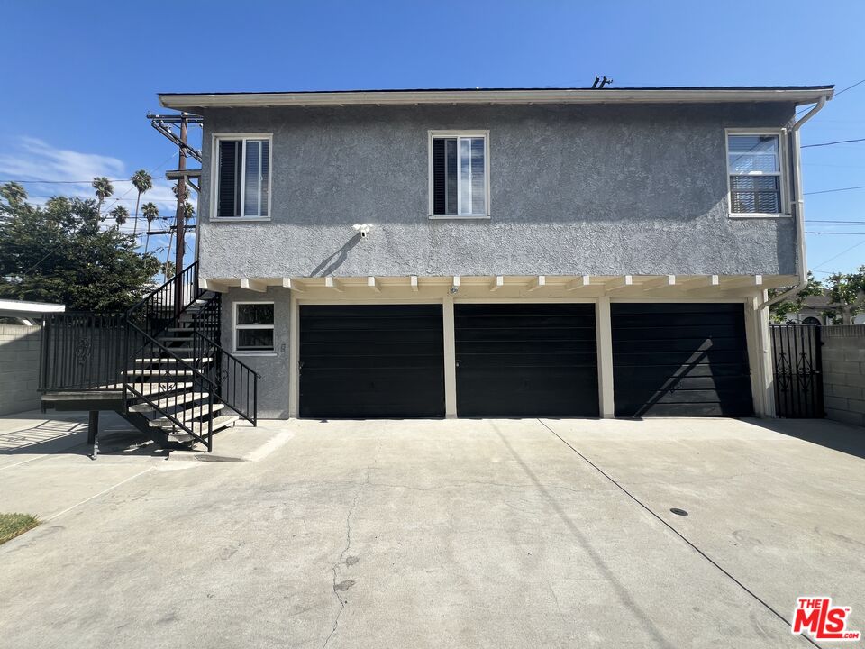 5114 1/2 4th Avenue Los Angeles, CA 90043 - Photo 23 of 23 a front view of a house with a yard