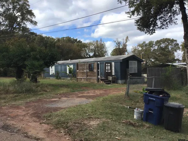 a view of a house with backyard