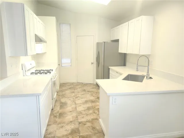 $2,000 | 216 Breezy Shore Avenue, North Las Vegas, NV 89031