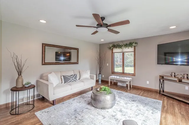 $589,900 | E8130 Flease Road, New London, WI 54961