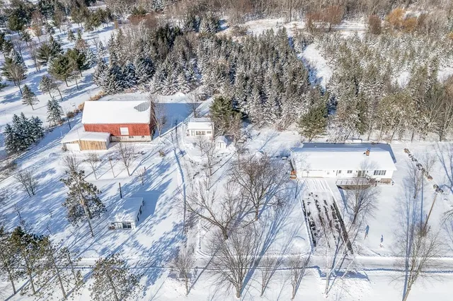 $589,900 | E8130 Flease Road, New London, WI 54961