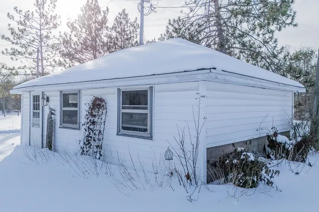 $589,900 | E8130 Flease Road, New London, WI 54961