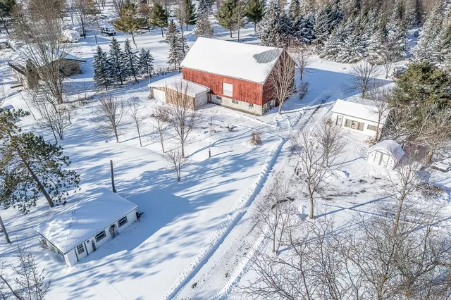 $589,900 | E8130 Flease Road, New London, WI 54961