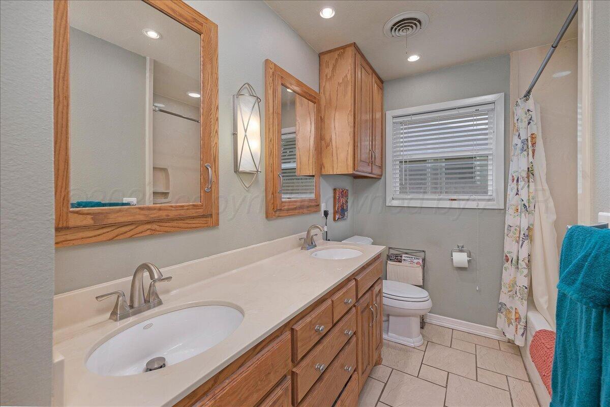 6215 Elmhurst Road Amarillo, TX 79106 - Photo 25 of 33 26-Bathroom 2