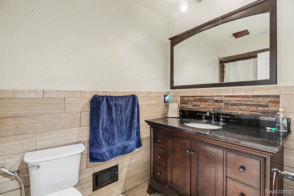 11422 Common Road Warren, MI 48093 - Photo 13 of 17