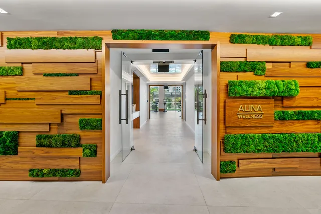 a view of entryway with a yard