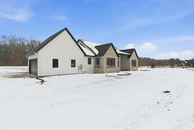 $950,000 | 61121 Airpark Lane, Mattawan, MI 49071