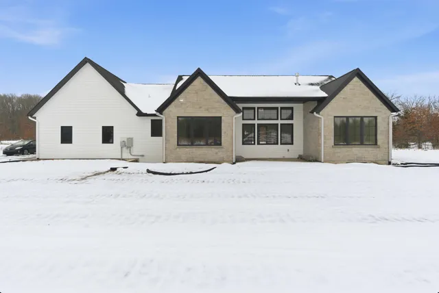 $950,000 | 61121 Airpark Lane, Mattawan, MI 49071