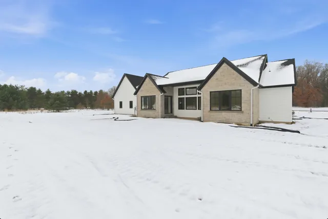 $950,000 | 61121 Airpark Lane, Mattawan, MI 49071