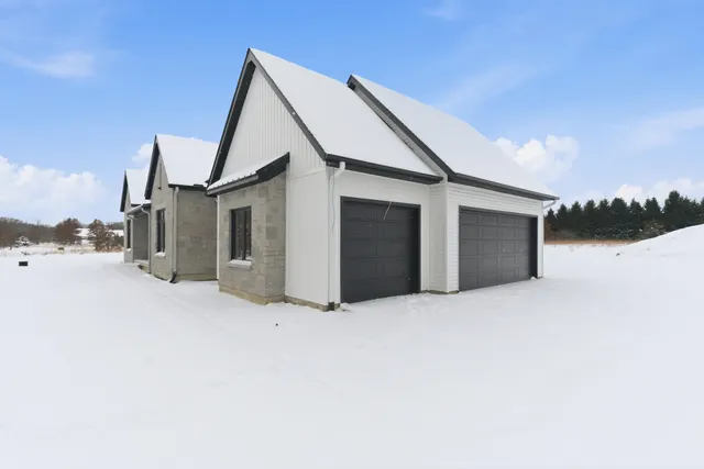 $950,000 | 61121 Airpark Lane, Mattawan, MI 49071